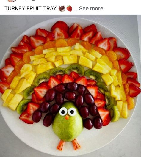 Turkey Fruit Tray, Thanksgiving Veggie Tray, Turkey Fruit, Turkey Veggie Tray, Thanksgiving Veggies, Thanksgiving Food Crafts, Fruit Turkey, Thanksgiving Fruit, Thanksgiving Desserts Kids