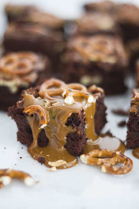 Dulce de Leche Turtle Brownies from Cooking with Books | Here’s the thing with brownies – they can make your day instantly better. That’s why I’m sharing my recipe for Dulce de Leche Turtle Brownies – rich chocolate base, covered in crunchy pretzels, and topped with dulce de leche. What more could you ask for? Brownies With Pretzels, Peanut Butter Pretzel Brownies, Pretzel Brownies, Turtle Brownies, Dairy Free Brownies, Smooth Peanut Butter, Trifle Pudding, Homemade Snickers, Dairy Free Chocolate Chips