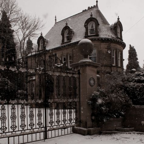 aesthetic . brown aesthetic . dark academia . edited Dark Academia Mansion, Dark Academia House, Manor Aesthetic, Academia House, Dark Academia Home, Mansion Exterior, 다크 판타지, Gothic Aesthetic, Dark Academia Aesthetic