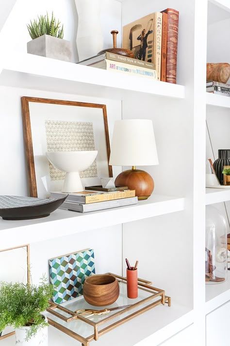 3 Steps to Styling Your Bookcase_Emily Henderson_midcentury_bookshelf_modern_blue_white_books_detail 1 Midcentury Bookshelf, Shelves With Books, Styling Bookshelves, Creative Bookshelves, Styling Shelves, Shelf Cabinet, Bookcase Styling, Bookshelf Styling, Living Room Shelves