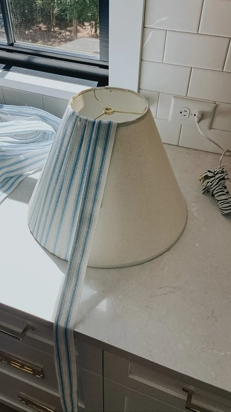 Diy Lampshade Makeover, Diy Luminaire, Lampshade Makeover, Lamp Makeover, Diy Lampe, Diy Storage Cabinets, Diy Lamp Shade, Cardboard Furniture, Repurposed Furniture Diy