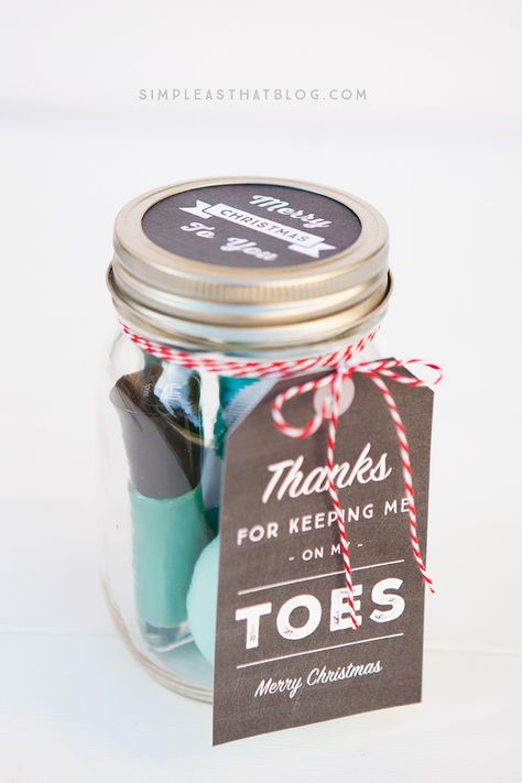 These little pampering jars include a nail file, nail clippers, a cute pair of socks and a bottle of nail polish. Dance Gift Ideas, Diy Gifts In A Jar, Jar Printable, Mason Jar Gifts Diy, Diy Teacher Christmas Gifts, Teacher Gift Baskets, Dance Teacher Gifts, Gifts In A Jar, Christmas Tags Printable