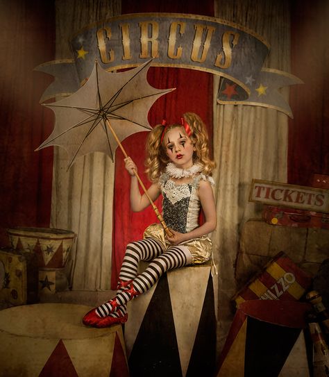 Photo frame para fiesta del circo Circus Photoshoot, Vintage Circus Costume, Circus Halloween Costumes, Education Creative, Halloween Infantil, Halloween Circus, Dark Circus, Children Portraits, Circus Theme Party