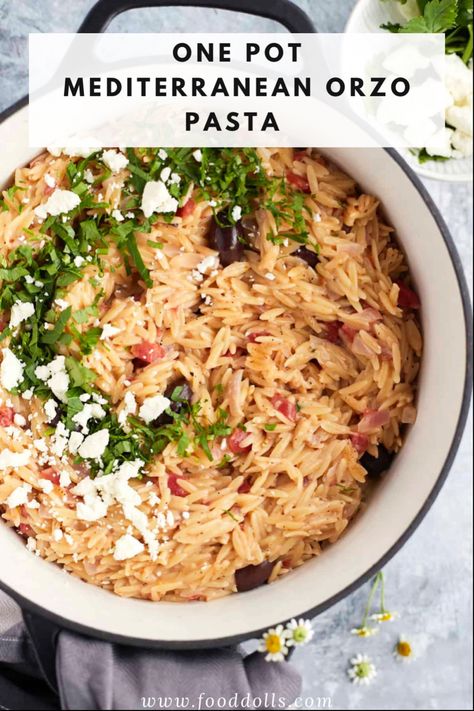 This one pot orzo pasta is a great weeknight dinner. It’s ready in less than 15 minutes and only takes 10 minutes to put together. Fooddolls Recipes, One Pot Mediterranean, Mediterranean Orzo Pasta, Pasta Orzo, One Pot Orzo, Orzo Pasta Recipes, Mediterranean Orzo, Olives Kalamata, Lunchbox Recipes