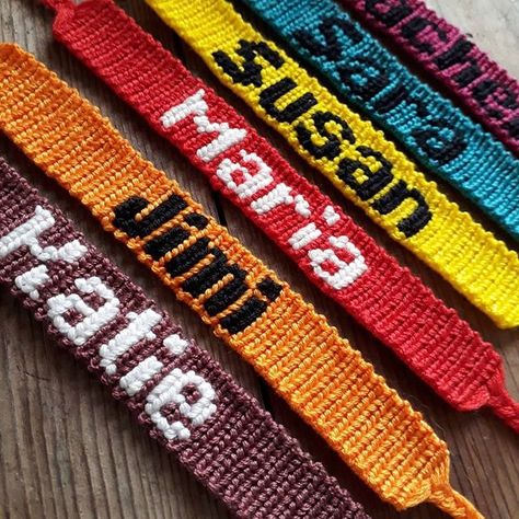 Friendship Bracelets With Names, Cool Friendship Bracelets, Pony Bead Bracelets, Handmade Charm Bracelets, Ankle Bracelets Diy, Yarn Bracelets, Animal Bracelet, Friendship Bracelets With Beads, Friendship Bracelets Designs