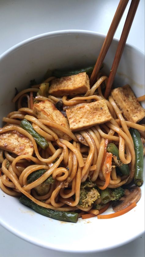 Tofu Meal Prep, Tofu Udon, Asian Lunch, Udon Stir Fry, Prep Bowls, God Mat, Healthy Food Motivation, Meal Prep Bowls, Think Food