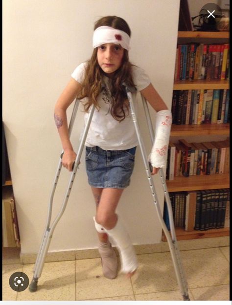 Costumes With Crutches, Halloween Costumes With Crutches, Hallowed Costumes, Halloween Mobile, Doctor Halloween Costume, Doctor Halloween, Leg Cast, Doctor Outfit, Halloween Witch Decorations