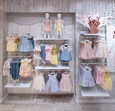 Baby Boutique Display Store Interiors, Babyshop Idea, Kids Retail Store Design, Baby Shop Interior Design Kids Store, Kids Shop Design, Children Boutique Display, Kids Boutique Ideas, Childrens Boutique Ideas, Baby Boutique Display