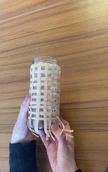 Today’s craft features a quick & easy DIY Raffia Weaving. You may add some little boho vibe to the venue with this paper raffia vase. Here comes the tutorial: Cut paper raffia pieces a little bit longer than the mason jar or vase you will use for this project. The number of pieces will vary with the size of the jar. Be sure that the vertical threads are in odd number. So, start by securing the paper raffia pieces to the jar vertically. You may use hot silicone. You need to att… Paper Raffia Crafts, Raffia Weaving Diy, Raffia Weaving, Raffia Crafts, S Craft, Odd Numbers, Diy Weaving, Cut Paper, Diy Arts And Crafts