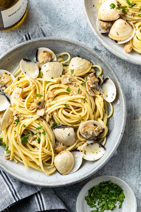 Clams and linguini is just possibly the easiest and quickest pasta dish you can make. In about 20 minutes, you can have a delicious pasta dish on the table. Plus it's just fancy enough to make a regular weeknight meal feel special. Clams And Linguine, Clam Sauce Recipe, Clam Sauce Linguine, Clam Pasta, Quick Pasta Dishes, Linguine Recipes, Clam Sauce, Mushroom Cream Sauces, Quick Pasta