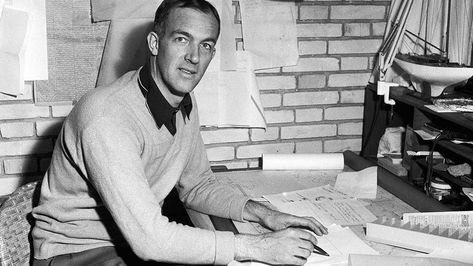 Jørn Utzon en 1957. Foto: Ulf Nilsen/AFP/Getty Images. Opera House Architecture, Sverre Fehn, Man Looking Up, Jorn Utzon, Louisiana Museum, Bjarke Ingels, Famous Architects, Organic Architecture, Influential People