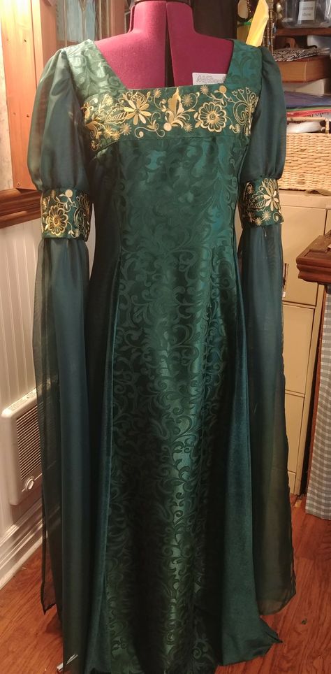 Green Medieval Dress, Dark Green Gown, Elvish Dress, Midevil Dress, Dresses Fantasy Gowns, Historic Embroidery, Game Of Thrones Dress, Elven Dress, Medieval Gown