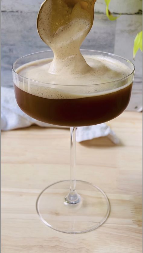 espresso martini with spooning foam on top Esspreso Martini Recipe, Homemade Espresso, Wine Bottle Flowers, Baileys Coffee, Bottle Flowers, Espresso Martini Recipe, Friends Drinks, Martini Recipe, Best Espresso