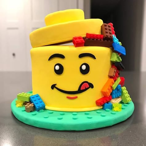 Lego Fondant Cake, Lego Man Cake, Lego Head Cake, Lego Faces, Lego Friends Birthday, Friends Birthday Cake, Lego Birthday Cake, Lego Head, Lego Cake