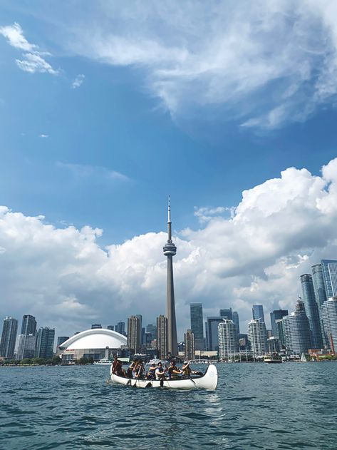 Canoeing on Lake Ontario at Toronto Harbourfront Toronto Activities, Things To Do In Toronto, Scarborough Bluffs, Toronto Girls, Art Gallery Of Ontario, Toronto Island, Royal Ontario Museum, Toronto Travel, Toronto Life