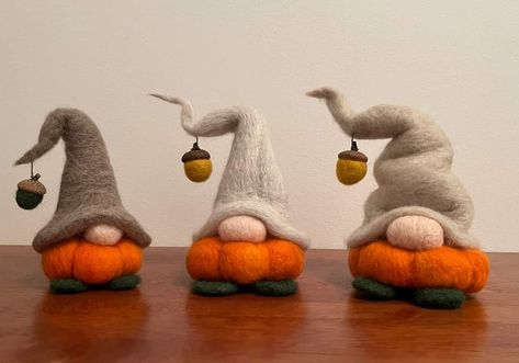 Pumpkin Gnomes Diy, Felted Gnomes, Pumpkin Gnome, Fall Pumpkin Crafts, Fall Arts And Crafts, Needle Felting Diy, Wool Felt Projects, Felt Pumpkins, Felt Halloween