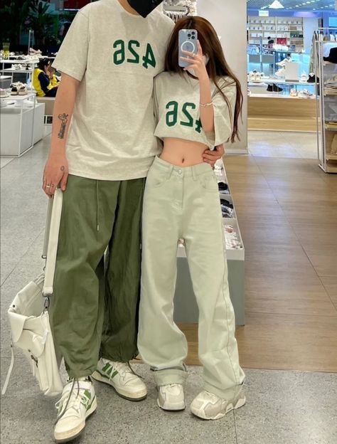 Couple Outfits Streetwear, Cute Couple Outfits Matching, Matching Outfits For Couples Casual, Couple Tik Tok, Matchy Outfit Couple, Couple Outfits Korean, Matching Clothes Couple, Couple Aesthetic Outfits, Korean Couple Outfits