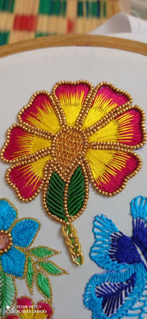 Chain stitch is a basic embroidery stitch that is easy to learn and versatile. It is made up of a series of linked loops that form a chain-like pattern. Chain stitch can be used to create a variety of effects, from simple outlines to complex patterns. Aari Thread Work Motif, Aari Motif Designs Blouse, Flower Design For Aari Work, Peacock Design Aari Work Blouse Hand, Aari Work Flower Design, Stripped Button Hole Stitch In Aari Designs, Motif Design For Aari Work, Bead Work Embroidery Motif, Shaded Button Hole Stitch Design In Aari