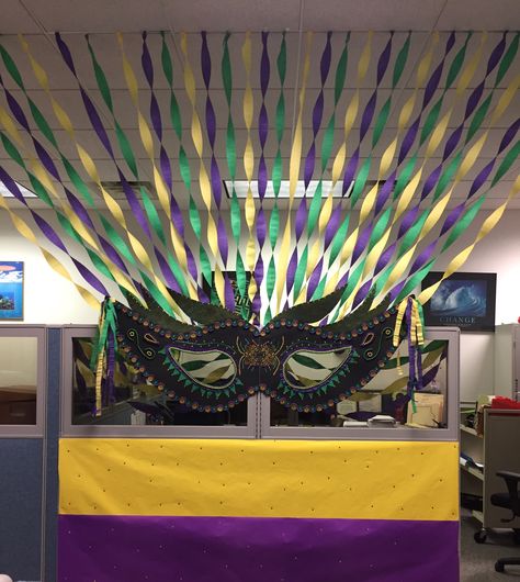 Mardi Gras cubicle decorations Cubical Ideas, Mardi Gras Diy, Cubicle Decorations, Mardi Grad, Mardi Gras Party Decorations, Mardi Gras Float, Madi Gras, Mardi Gras Wedding, Masquerade Party Decorations