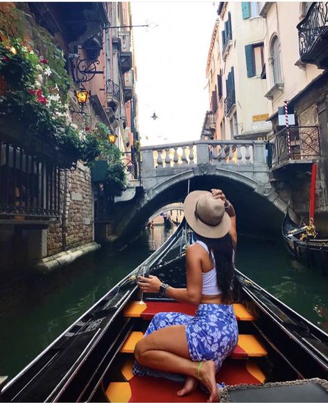 Gondola Ride Outfit, Venezia Picture Ideas, Pictures In Venice Ideas, Venice Italy Photo Ideas, Photos In Venice, Venice Boat Ride, Venice Gondola Ride Pictures, Venice Italy Gondola Pictures, Venice Boat