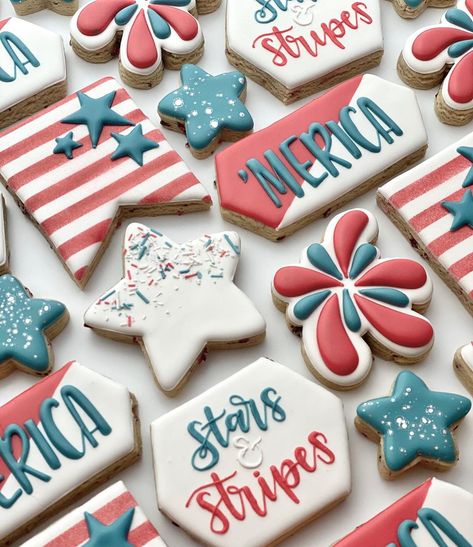 Patriotic Royal Icing Cookies, Memorial Day Sugar Cookies, Memorial Day Cookies, Cookies 4th Of July, 4th Of July Party Favors, Flag Cookies, 4th Of July Cookies, Summer Sugar Cookies, Cutout Cookie