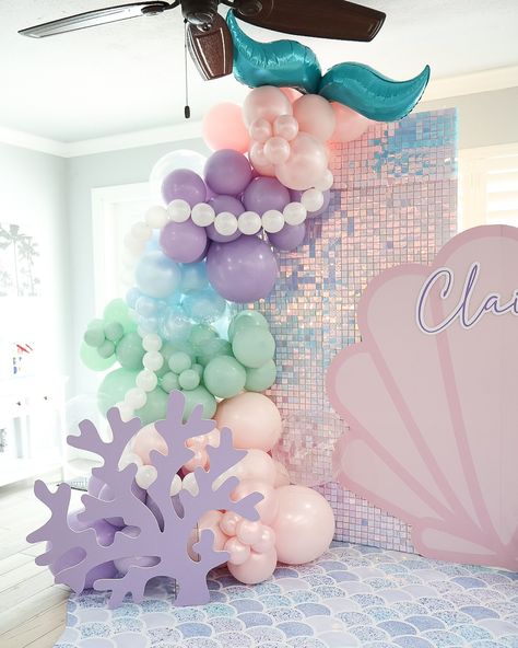 Oneder The Sea! #mermaid #mermaidtheme #mermaidthemeparty #mermaidthemebirthday #mermaidballoons #mermaidballoongarland #mermaidthemebackdrop #mermaidthemeballoongarland #mermaidthemeballoons Oneder The Sea, Mermaid Balloons, Sea Mermaid, Shark Birthday Party, Mermaid Theme Party, Mermaid Theme Birthday, Under The Sea Theme, Birthday Inspo, Shark Birthday