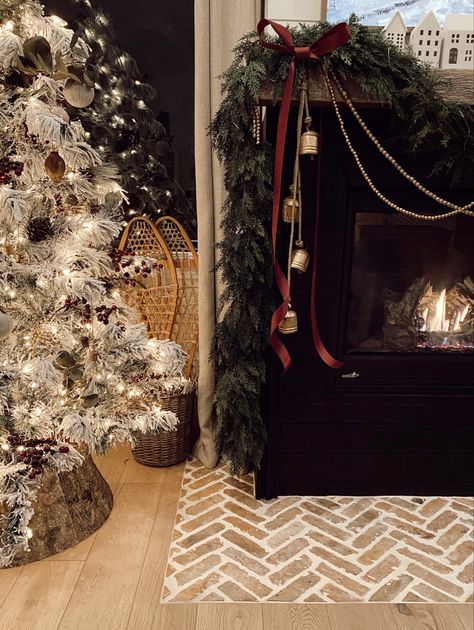 Christmas Decor Burgundy And Gold, Christmas Tree Burgundy Red, Burgundy And Brown Christmas Decor, Burgundy And Black Christmas Decor, Burgundy And Emerald Christmas Tree, Deep Red And Gold Christmas Decor, White Gold Burgundy Christmas Tree, Christmas Decor Ideas Burgundy, Burgundy Christmas Tablescape