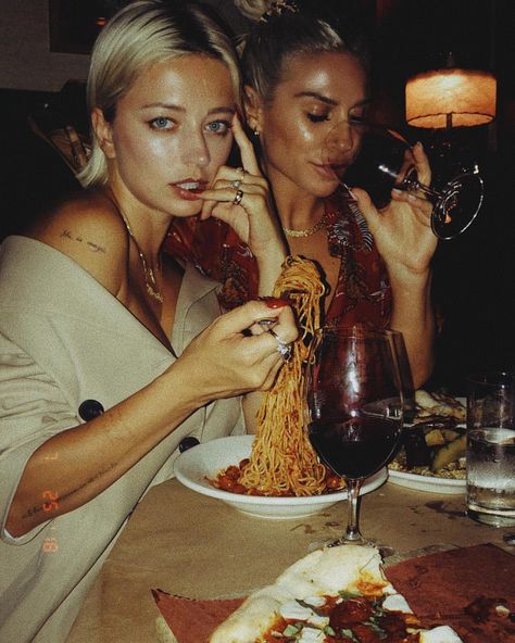 Spaghetti Pizza, Eating Spaghetti, Caroline Vreeland, Italian Sauce, Paris Cafe, Italian Culture, Christmas Photoshoot, People Eating, Little Italy