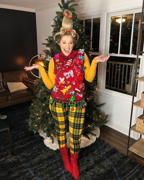 Lauren Alaina on Instagram: “The Grinch stole Christmas, and I stole Cindy Lou’s hair. 💁🏼‍♀️🎅❤️🎄 @hairmedal_amber is a hair wizard.” How The Grinch Stole Christmas Costumes, Whoville People Costume, Whooville Outfits Ideas Women, Whoville Costumes Diy Women, Grinch Party Costume, Whoville Costumes Women, Whoville Outfits, Whoville People, Grinch Play