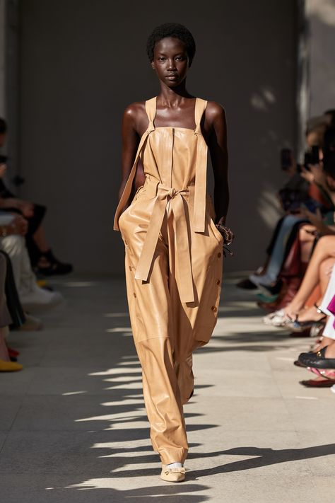 Salvatore Ferragamo Spring 2020 Ready-to-Wear Fashion Show - Vogue Jumpsuit Runway, Spring Fashion Chic, Futuristic Style, Boss Life, 2020 Fashion Trends, Rachel Bilson, Jenner Outfits, Vogue Germany, Victoria Dress