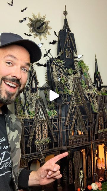 Frozen Castle Haunted House, Diy Haunted Castle, Haunted Halloween Dollhouses, Diy Dollhouse Halloween, Haunted House Sculpture, Haunted House Village Diy, Halloween Castle Diy, Haunted House Diy Dollhouse, Halloween Doll House Haunted Dollhouse