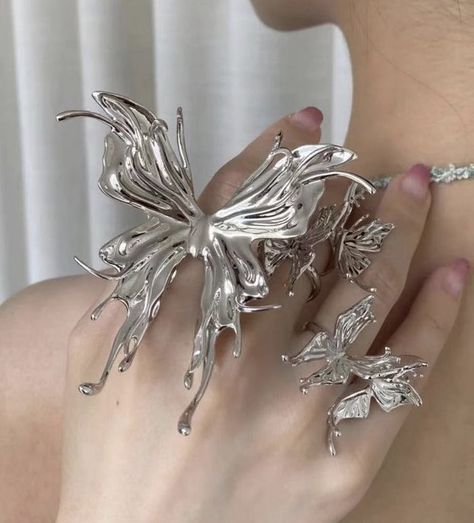 Futuristic Aesthetic, Futuristic Fashion, Girl Jewelry, Butterfly Ring, Butterfly Jewelry, Butterfly Shape, Head Accessories, Jewelry Inspo, Pretty Jewellery