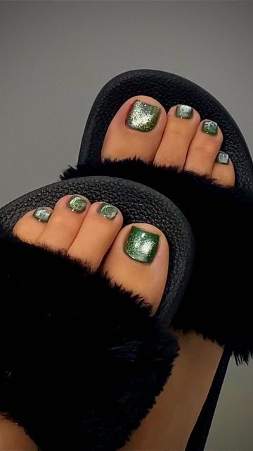 This holiday season, try this gorgeous velvet green pedicure with a cat-eye effect. Cat Eye Pedicure Ideas, Cat Eye Toenails, Green Christmas Toe Nails, Holiday Toenails, Pedicure Cat Eye, Cat Eye Toe Nails, Emerald Green Toe Nails, Forest Green Cat Eye Nails, Cat Eye Pedicure