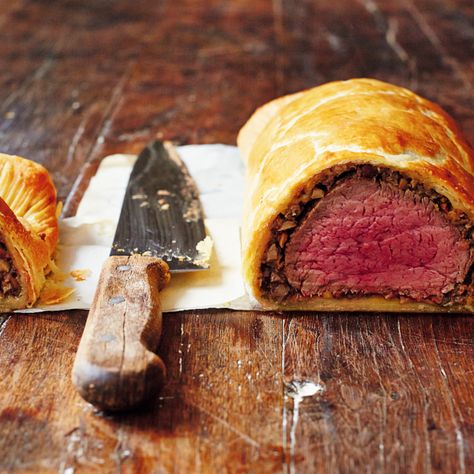 Beef Wellington Jamie Oliver, Jamie Oliver Comfort Food, Mini Beef Wellington, Wellington Recipe, Mojito Recept, Roasted Ham, Beef Wellington Recipe, Jamie Oliver Recipes, How To Cook Beef