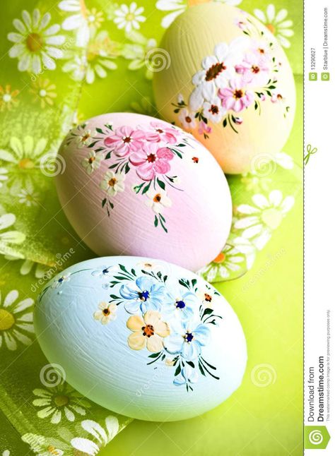 Egg Easter Ideas, Easter Egg Acrylic Painting, Beautiful Easter Eggs, Paint Easter Eggs Ideas, Fancy Easter Eggs, Ideas For Eggs Easter, Painting On Eggs, Egg Easter Decoration, Painted Wood Easter Eggs