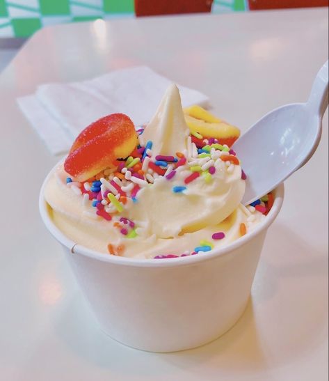 fro-yo with bestie @urfavelliee • #preppy #aesthetic #frozenyogurt #lululemon #aviatornation #rollerrabbit #drunkelephant #preppyaesthetic Fro Yo Aesthetic, Chicken Soup Slow Cooker, Fro Yo, Aesthetic Foods, Sweet Cups, Fav Food, Nice Food, Slow Cooker Soup, Preppy Aesthetic