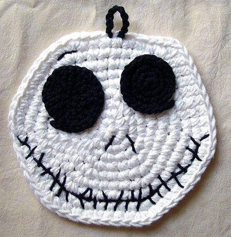 I wish I could crochet or knit (whichever this is) I love the nightmare before Christmas. Heck I love ALL of Tim Burton's films! AMAZING Nightmare Before Christmas Crochet, Crochet Pour Halloween, Jack Skellington Faces, Crochet Skull, Confection Au Crochet, Crochet Halloween, Adornos Halloween, Pumpkin King, Crochet Coaster Pattern