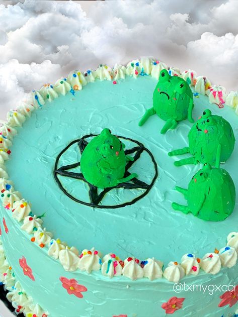 Minimalist frog cake, pentagram, satan Frog Cake Tutorial, Frog Pond Cake, Korok Cake, Easy Frog Cake, Frog Cake Birthday, Frog Cake Ideas, Frog Wedding Cake, Silly Cakes, Froggy Cake