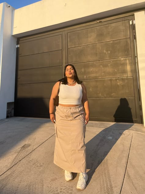 Medium Size Body Outfits Aesthetic, Long Cargo Skirt Outfit Plus Size, Fat Girls Outfit Ideas Summer, Cargo Skirt Outfit Plus Size, Womens Plus Size Summer Outfits, Curvey Fashion Outfits, Medium Body Type Outfits, Medium Size Body Outfits, London Aesthetic Outfits