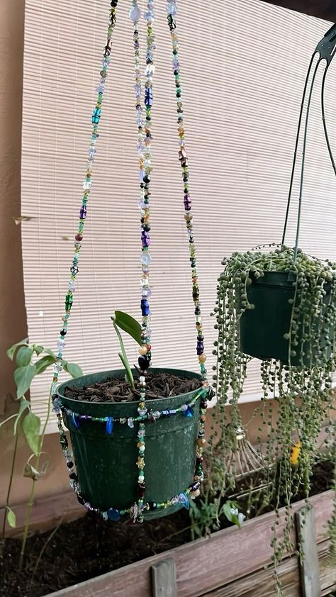 Diy Propagation Station, Beaded Plant Hangers, Plant Hangers Diy, Diy Propagation, Beaded Plant Hanger, Hanging Plant Ideas, Fun Art Ideas, Beads Decor, Propagation Station