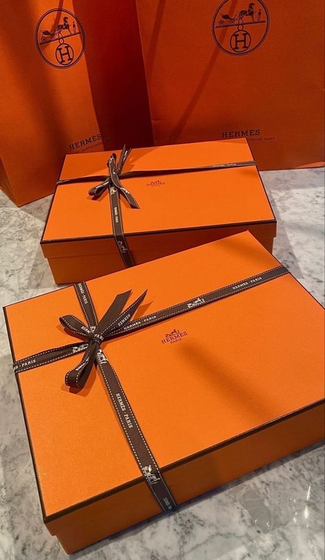 777 Hermes Box Aesthetic, Hermes Gift Boxes, Hermes Packaging, Hermes Shopping Bag, Hermes Gift, Hermes Shopping, Luxury Birthday Gifts, Stile Blair Waldorf, Mo Money