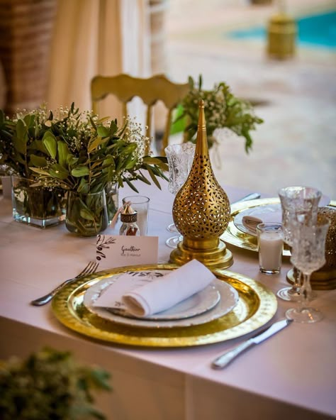 Moroccan wedding table decoration Moroccan Centerpiece Ideas, Arabic Table Setting, Ramadan Table Setup, Moroccan Table Setting, Arabian Nights Wedding Theme, Table Plate Setting, Moroccan Wedding Decor, Arabian Nights Wedding, Moroccan Wedding Theme