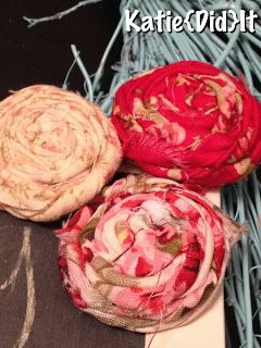 Great Fabric Rosette Tutorial Sewing Project Ideas, Fabric Rosette, Craft Board, Recycled Gifts, Tungsten Carbide Wedding Bands, Sewing Fabrics, Wedding Band Ring, Love Sewing, Fabric Ribbon