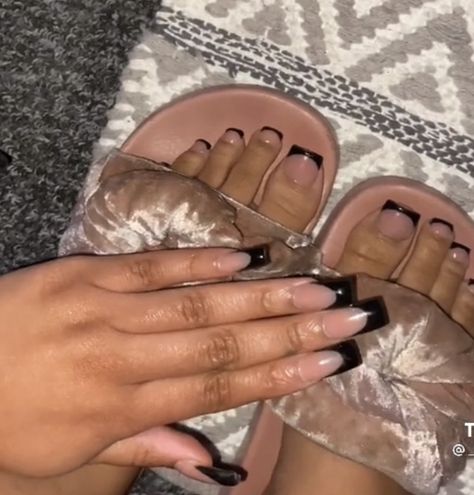 Black French Toenails, Trendy Nails For Black Women, Black Toe French Tip, Acrylic Nail And Toes Matching Ideas, Black French Tip Nails And Toes, Black French Tips Toes, Toe And Nail Set, Black Nails And Toes Matching, Black French Pedicure