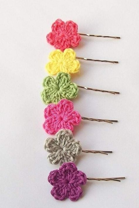 Diy Tricot, Gifts Crochet, Crochet Hair Clips, Crocheting Patterns, Crocheted Flower, Beginners Crochet, Gift Crochet, Crochet Hair Accessories, Crochet Gift