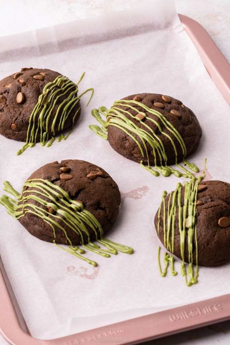 VIRAL Dubai Chocolate Bar Pistachio Cookies - Jessie Bakes Cakes Chocolate Bar Cookies, Dubai Chocolate, Pistachio Cookies, Chocolate Cookie Dough, Pistachio Cream, Frozen Cookies, Cake Baking Recipes, Chocolate Cookie Recipes, Bar Cookies