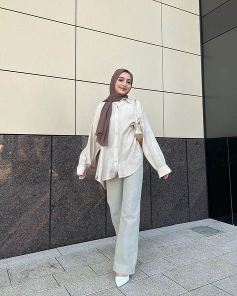 White Formal Outfit Hijab, Hijab With Shirt Outfit, Rich Hijabi Outfits, Monochrome Hijab Outfit, Hijabi Minimalist Style, Hijab Blouse Outfit, Beige Shirt Outfit Hijab, White Outfits For Women Hijab, Classy Hijab Outfits Summer