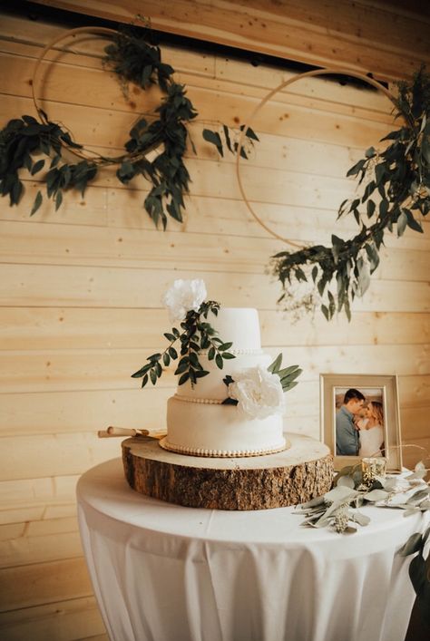 Cake Table Wedding Simple, Rustic Cake Table Wedding, Small Wedding Cake Table, Simple Cake Table Decor, Simple Wedding Cake Table, Simple Cake Table, Rustic Cake Tables, Wedding Cake Display Table, Classy Wedding Cakes