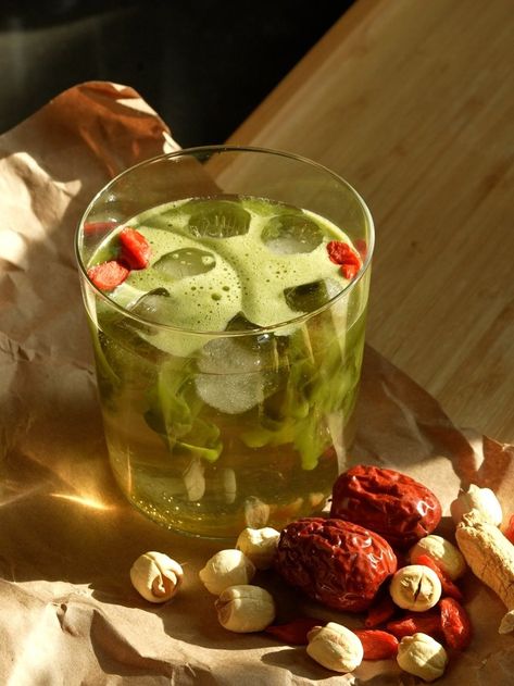 As the temps get warmer, I’m always craving something refreshing and sparkly ✨ Whipped up this functional drink the other day that’s packed with Chinese medicinal ingredients that work together to give your skin a glow from within. Here’s how it works: American ginseng: In Chinese medicine this is superfood that’s recommended for “cooling�” the body, making it really soothing for inflamed and sensitive skin. This root is very potent, so always double check with your physician before taking! Goji Alice Sun, Chinese Drink, Ginseng Tea, Skin Drinks, Skin Tea, Tonic Recipe, Easy Coffee Recipes, Herbal Drinks, Chinese Herbs