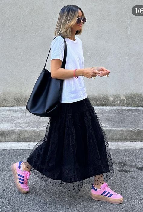 Work To Happy Hour Outfit Summer, Cool Looks Women, Black Puffy Skirt Outfits, Scandinavian Influencers, Tulle Skirt Outfit Casual, Snickers Outfit, Happy Hour Outfit Summer, Puffy Skirt Outfit, Black Puffy Skirt